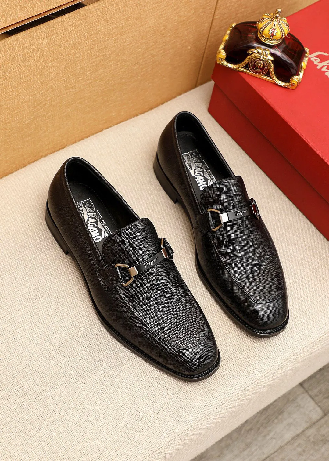 Men's shoes💰460💰 Product trademark: Ferragamo "Ferragamo" casual leather shoes Regular size: 38-44 (45🉑️customized) Product materials: Selected imported first-layer cross-grain cowhide leather upper + luxury hardware buckle, imported water-dyed cowhide leather lining. Strong three-dimensional visual effect, original outsole color: 1⃣️color optional